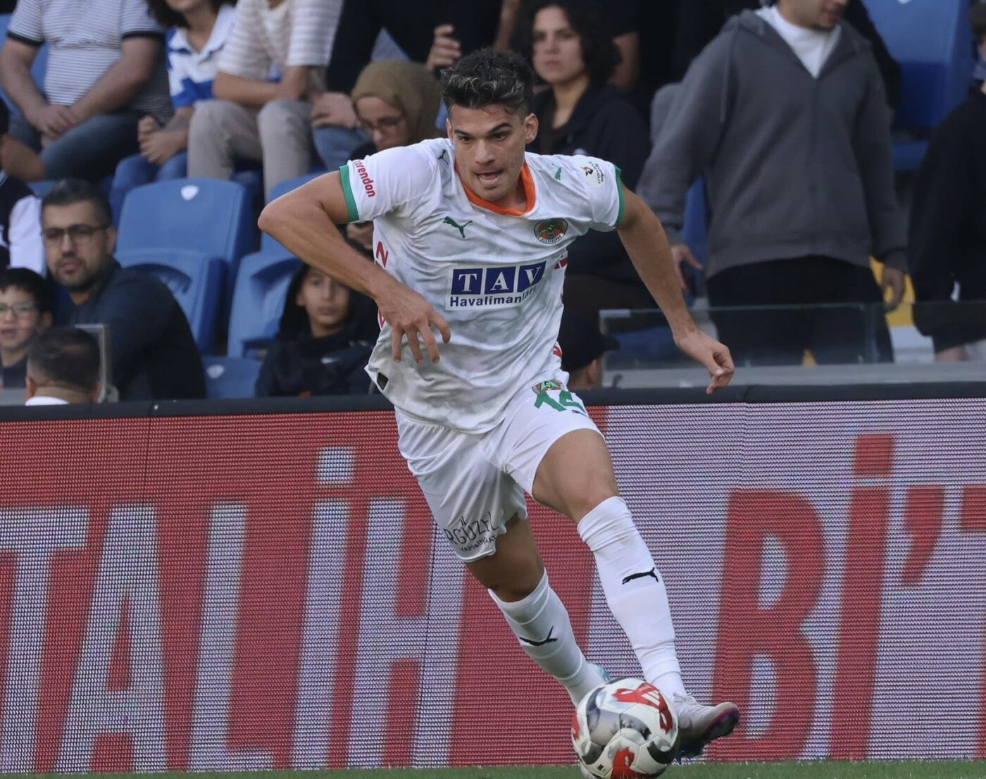 Suflet de tată! Gică Hagi a fost în tribune la debutul ca titular al lui Ianis Hagi și turcii au pus imediat camerele pe el