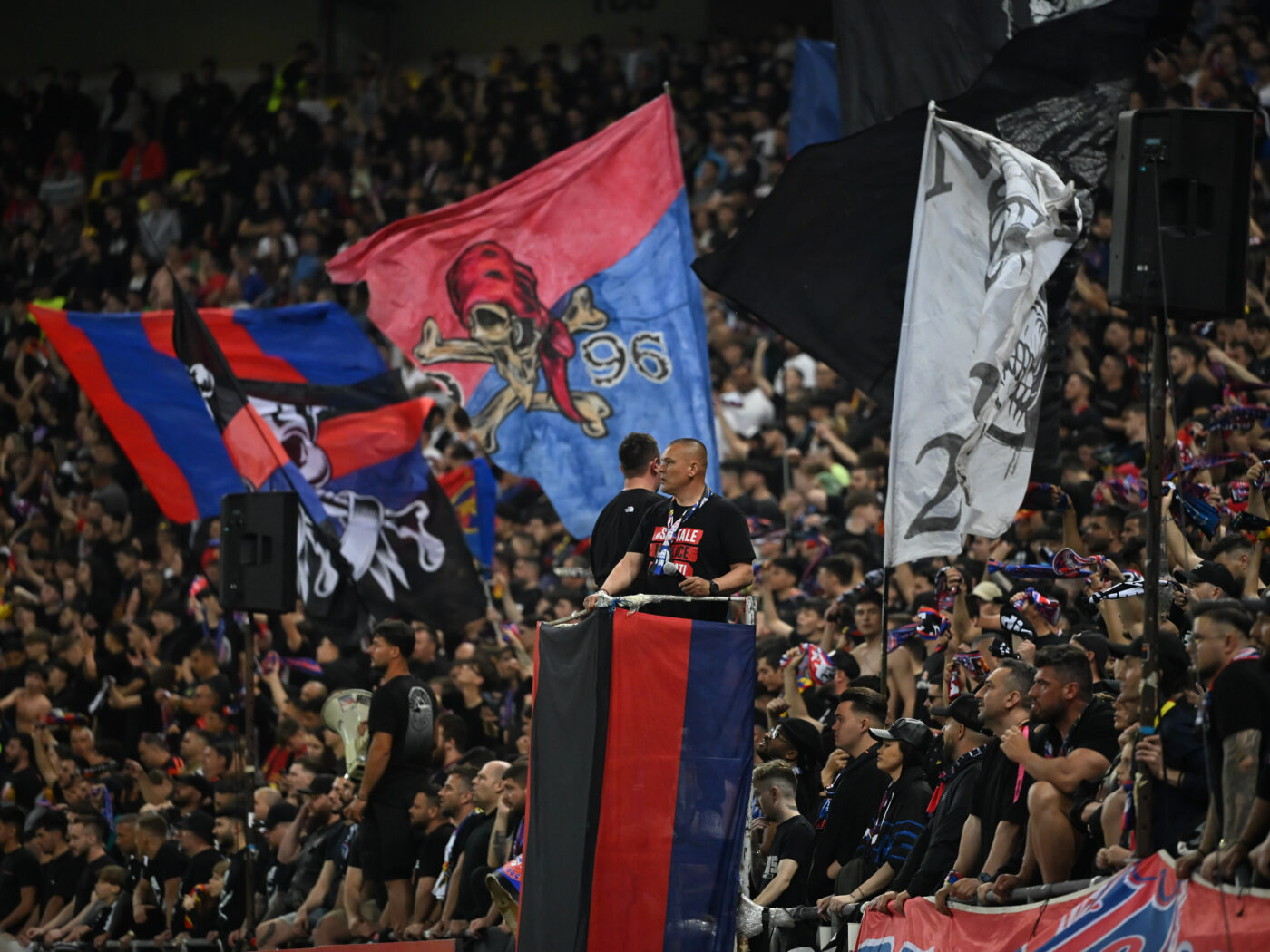 Suporterii i-au băgat pe fotbaliștii FCSB în ședință: „Numai ei pot ieși din acest impas”