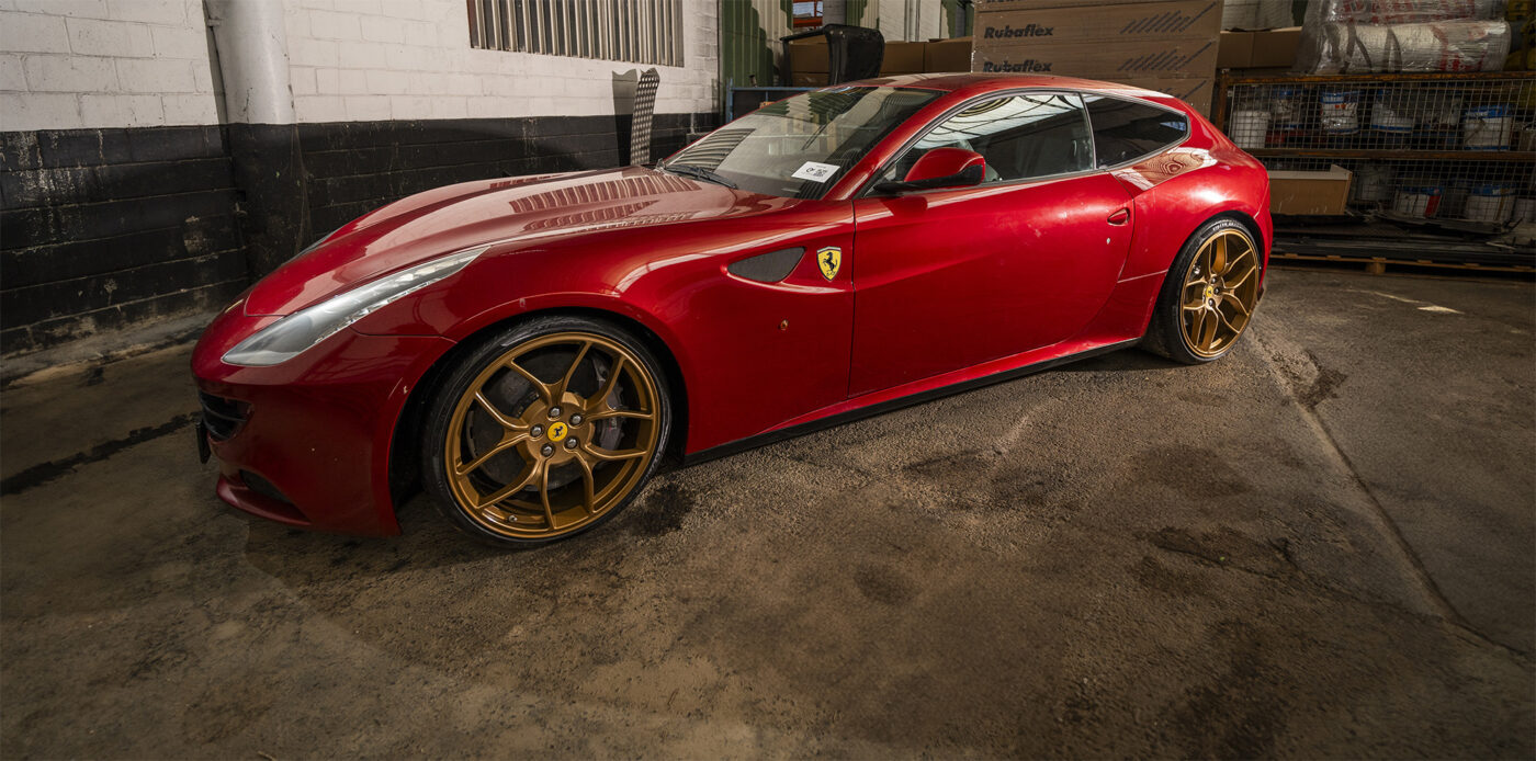 Un Ferrari și un Mercedes au fost scoase la licitație cu preț de pornire de 150 de euro. De unde provin mașinile