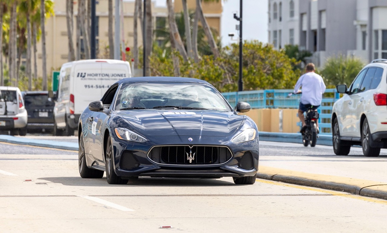 Un Maserati a fost oprit pentru o viteză de 200 km/h. Șoferul a dat vina pe socrul său de 90 de ani