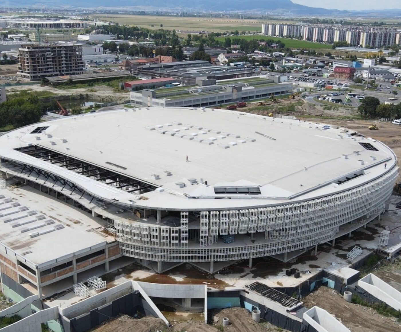 Un an de întârziere a lucrărilor la cea mai mare sală polivalentă din România! „Colosseum-ul” de peste 10.000 de locuri e 58% gata