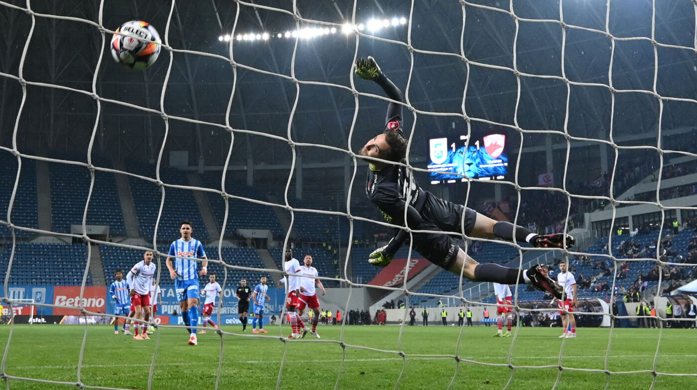 Universitatea Craiova – Dinamo București Live Text Online, de la ora 21:00, în etapa 11 din Superliga. Echipele de start. Oltenii încheie runda pe primul loc, indiferent de rezultat