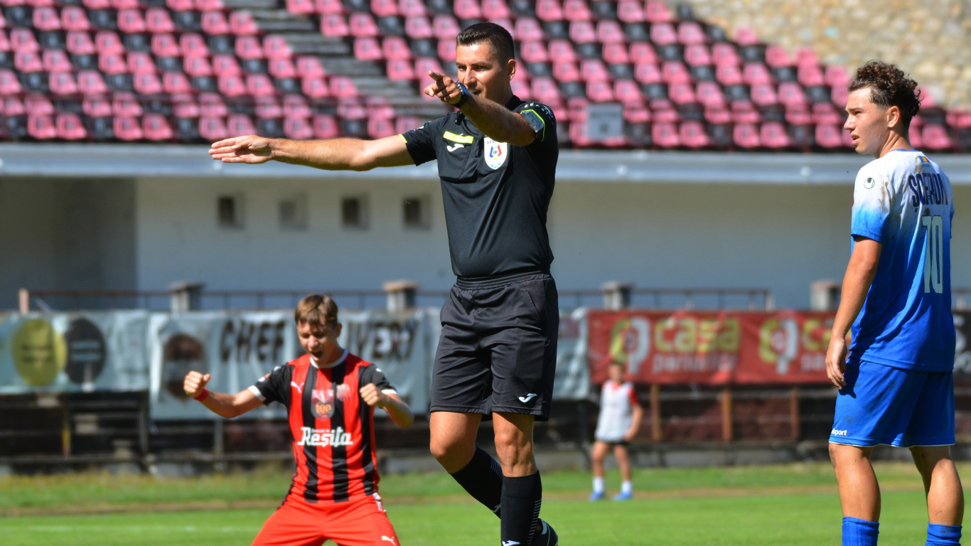 Nicolae Grigore a izbucnit după ce arbitrul i-a executat echipa în deplasarea de la Reșița: ”Bătaie de joc, meciul a fost decis exclusiv de arbitraj!” VIDEO cu fazele controversate