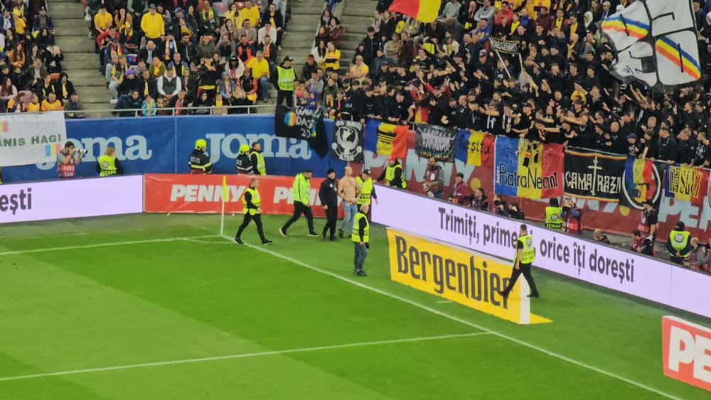 A intrat la bustul gol pe teren în România – Austria. Stewarzii au intervenit și au reușit placarea sa după câteva zeci de secunde