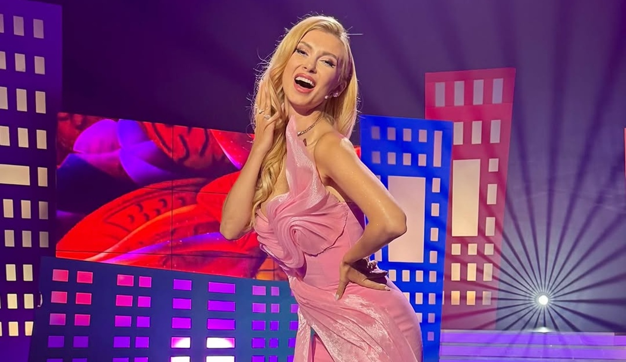 Andreea Bălan, într-o fustă roz şi scurtă la TVR. Iubita lui Victor Cornea a atras privirile telespectatorilor cu ținuta ei