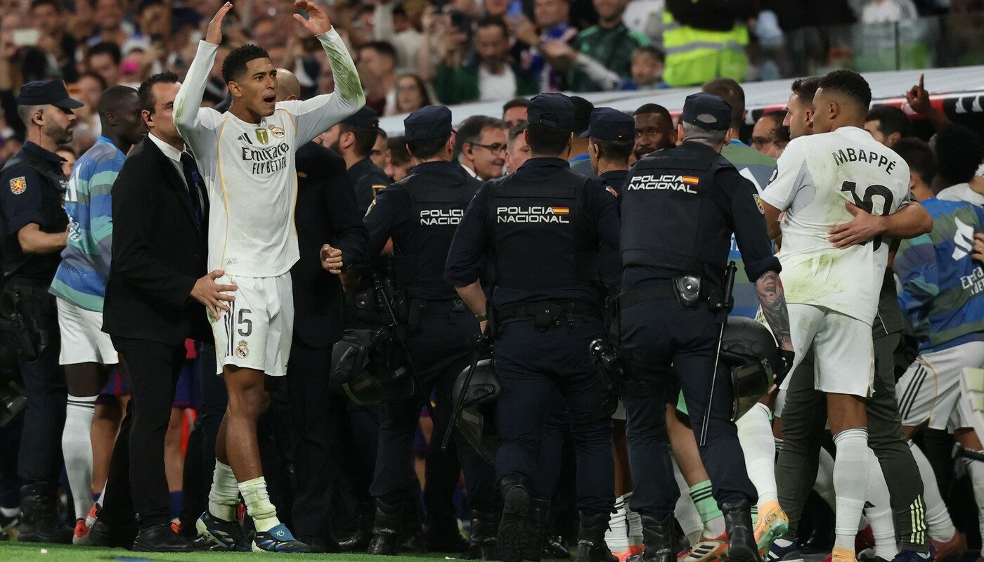 Bătaie generală între fotbaliști la finalul meciului Real Madrid – FC Barcelona 2-1! Poliția a intervenit direct pe gazon: Vinicius, scandal cu Balde, Courtois l-a amenințat pe Lamine Yamal