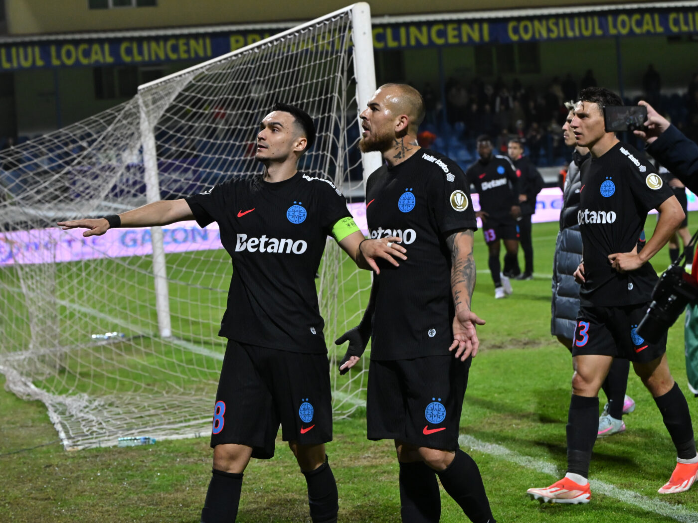 Ce s-a întâmplat după Metaloglobus – FCSB 2-1. Fotbaliștii au fost băgați în ședință de fani: Alibec a plecat furios de pe gazon