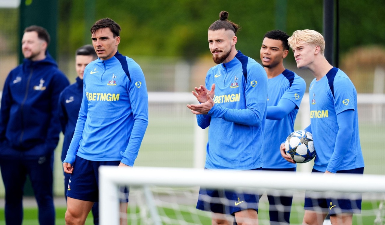 Ce se întâmplă cu Radu Drăgușin. La Tottenham e o criză uriașă în defensivă