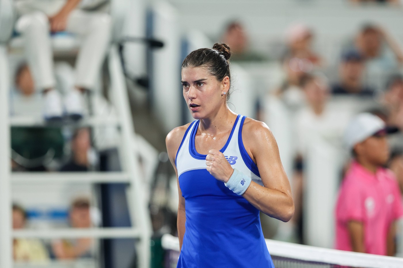 Chinezii-i-au-asigurat-un-cec-urias-Soranei-Cirstea-dupa-ce-romanca-a-invins-o-pe-controversata-Jelena-Ostapenko-la-Wuhan.jpg