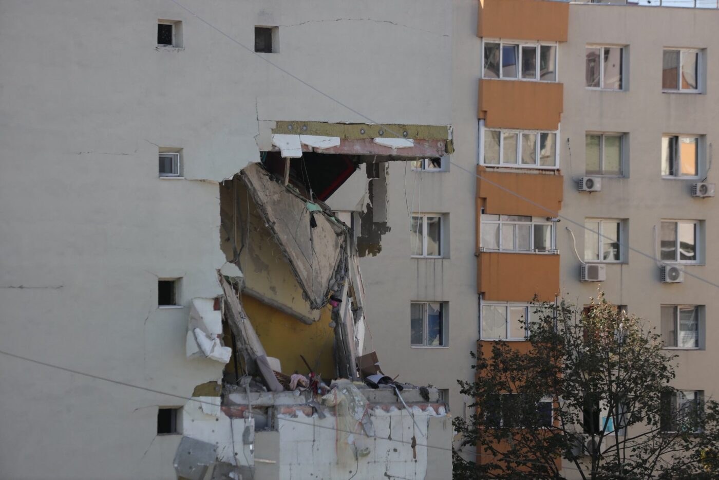 Cine-a-copilarit-in-blocul-demolat-de-explozia-din-Rahova-Un-celebru-milionar-a-facut-liceul-la-Bolintineanu-„E-nenorocire-mare-acolo-1400x934.jpeg