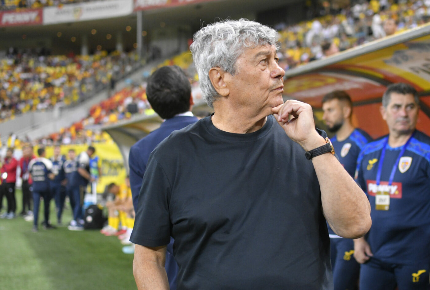 Cui-i-a-dat-Mircea-Lucescu-tricoul-cu-numarul-10-al-Romaniei-inaintea-meciului-cu-Moldova-„A-devenit-un-simbol-scaled-e1760005059870-1400x945.jpg