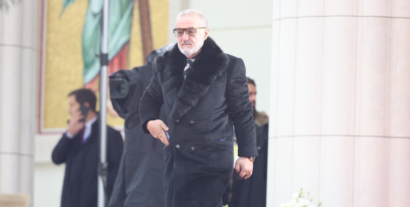 Cum a reacționat Gigi Becali la intrarea în Catedrala Mântuirii Neamului. S-a întors direct spre camere şi a făcut gestul pentru a fi văzut de toată România