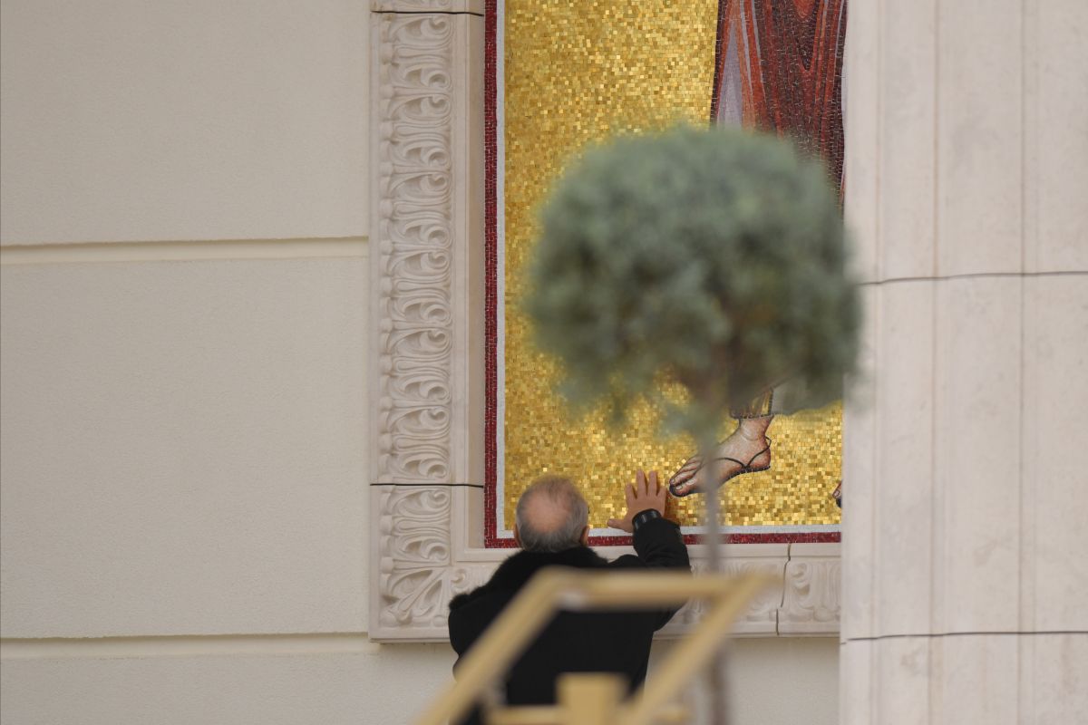 Cum l-a putut numi Gigi Becali pe Patriarhul Daniel, omul care i-a dat interzis să cânte în biserică, după sfințirea Catedralei