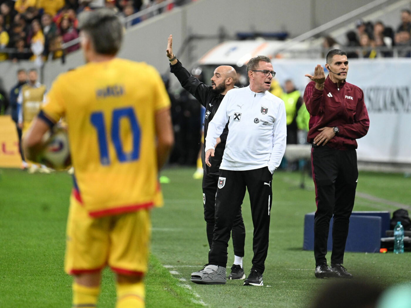 Cum-si-a-facut-aparitia-Ralf-Rangnick-la-conferinta-de-presa-dupa-Romania-Austria-1-0.-Nu-s-a-mai-vazut-asa-ceva.-VIDEO-1400x1050.jpg