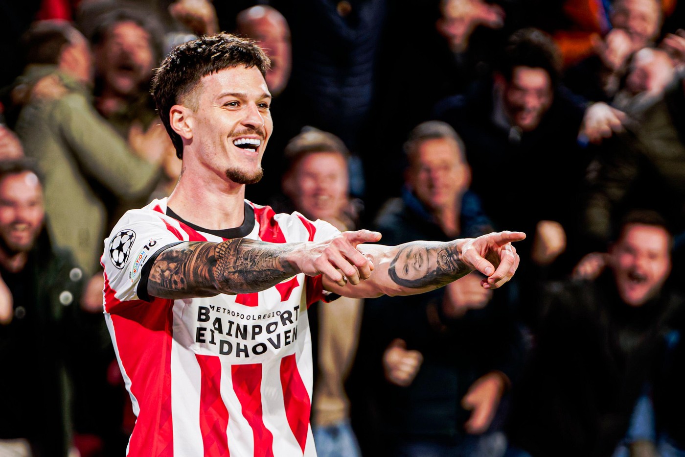 Romunski nogometaš Dennis Man blestel v zmagi PSV nad Napolijem v Ligi prvakov