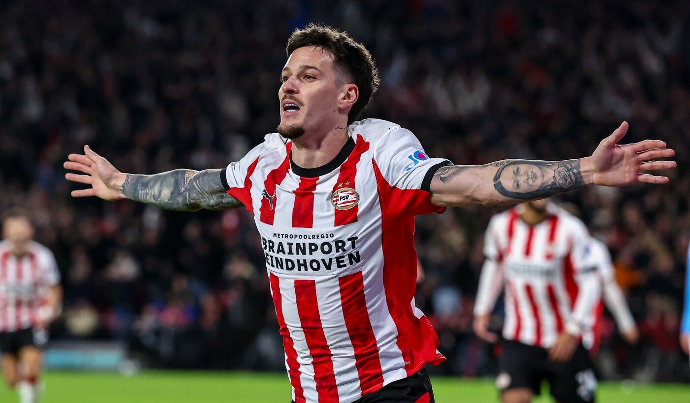 Dennis-Man-reactie-fabuloasa-Ce-a-zis-cand-a-primit-trofeul-pentru-Omul-meciului-dupa-PSV-Napoli-6-2-e1761118393243.jpg