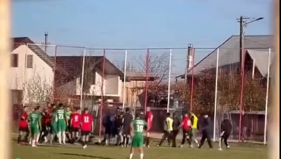 Evul mediu la Suceava! Meciul a fost întrerupt și fotbaliștii au fost alergați de fanii și de jucătorii adverși, pe teren, pentru a fi bătuți!