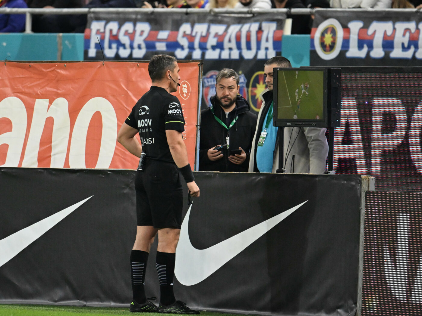 Fază controversată! Kovacs a dat lovitură de la 11 metri pentru FCSB după ce a fost chemat de VAR, spre furia oltenilor