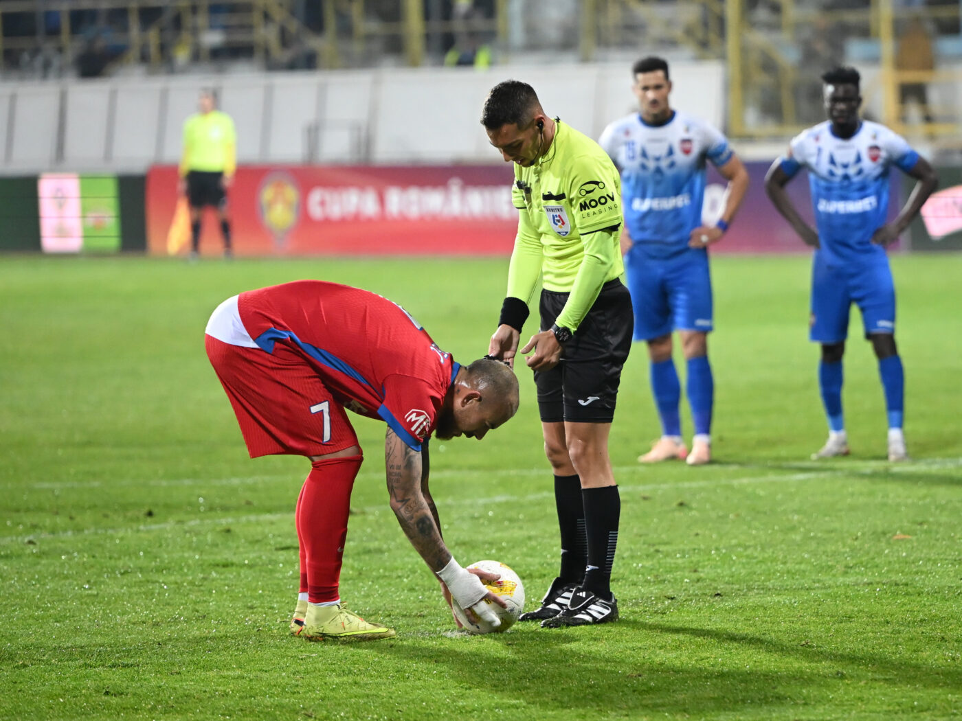 Fază controversată în Bistrița – FCSB. Campioana a primit penalty, deși Șut n-a fost faultat