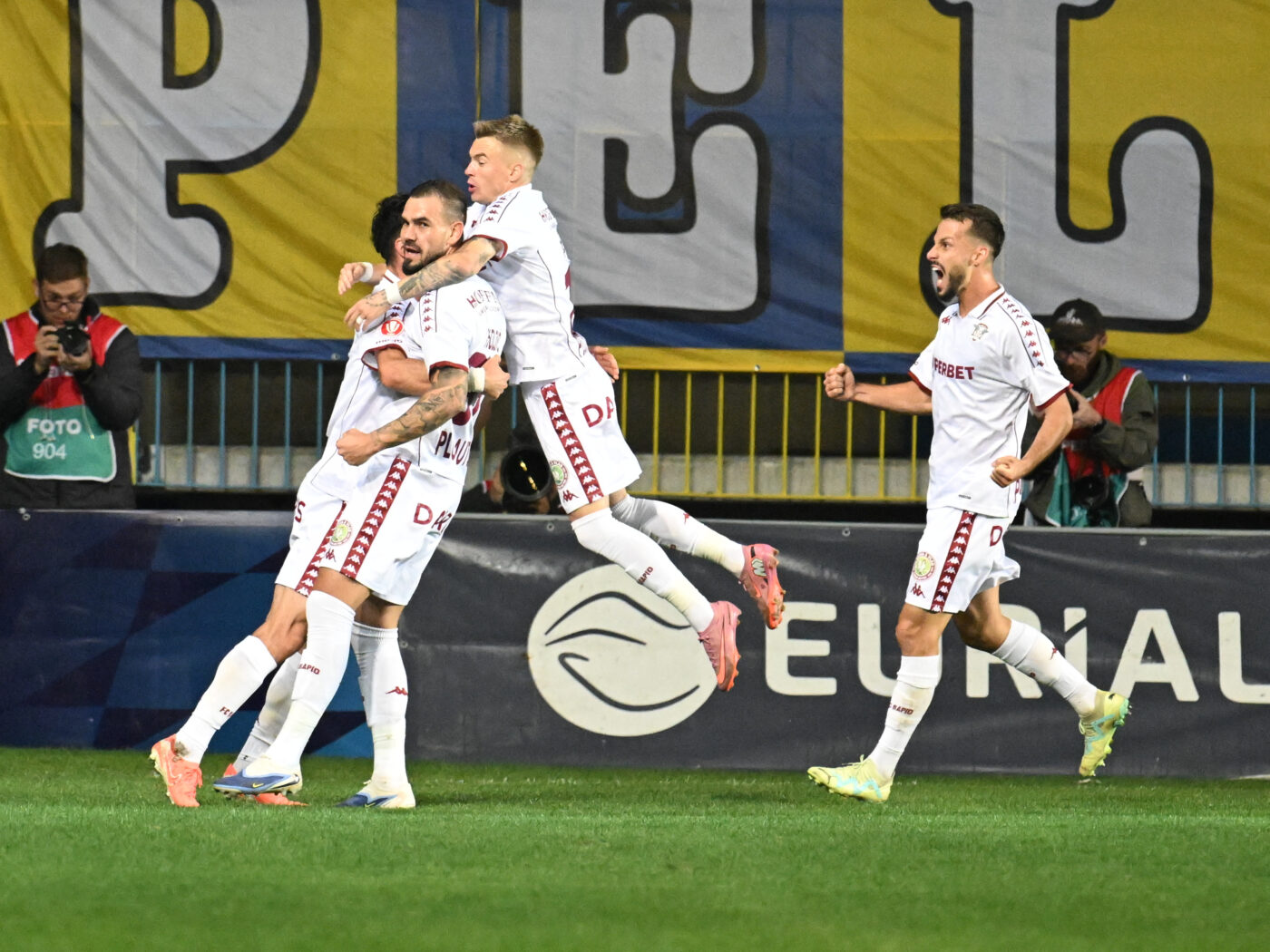 Fotbalistul dă randament mai bun la Rapid decât în Bănie și deja i-a dat peste nas lui Gigi Becali! „A scăpat de anturaj”. EXCLUSIV