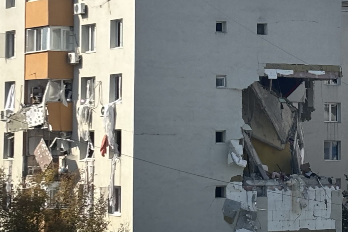 Fratele milionarului care s-a botezat din nou la 45 de ani, generos cu familiile afectate de explozia din Rahova. Fostul „locotenent” al lui Sile Cămătaru, gest pentru cei fără locuință