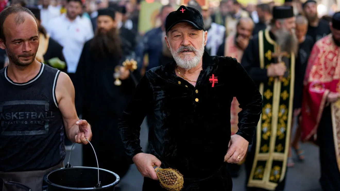 Gigi-Becali-a-salvat-sute-de-romani-cu-hepatita-C-de-la-moarte.-A-platit-pe-loc-800.000-de-euro-si-a-facut-minunea.-„Coada-pentru-tratament-se-intindea-pe-5-ani.webp
