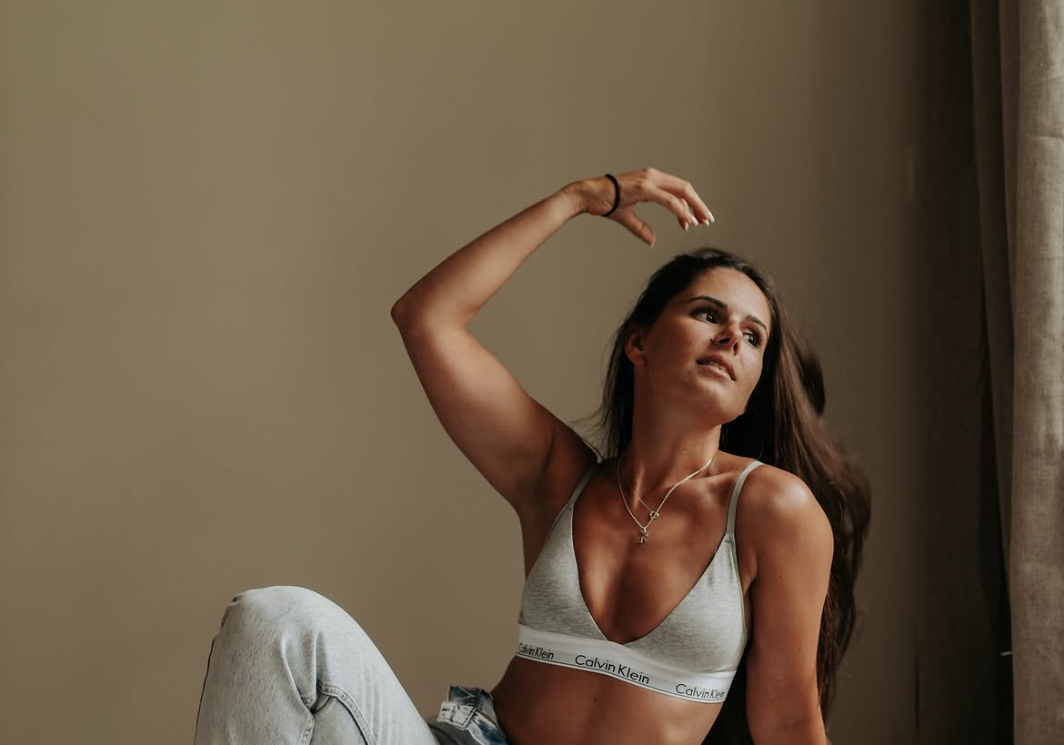 Românca Alexandra Ianculescu și-a luat trei locuri de muncă în Canada pentru marele ei vis, apoi a descoperit că poate să facă bani altfel: „Vând poze cu mine în bikini”
