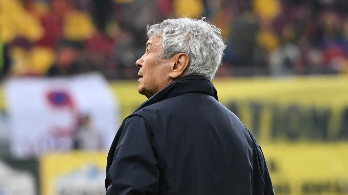 Imaginile serii cu Mircea Lucescu și fotbaliștii tricolori după România – Austria 1-0. Rar i s-a întâmplat asta selecționerului. VIDEO