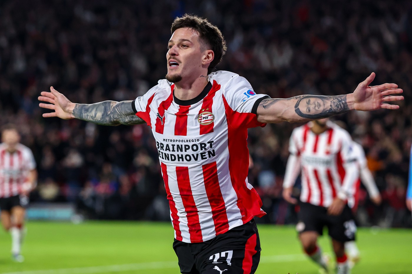 La-16-ani-dupa-Adrian-Mutu-Cine-sunt-singurii-romani-care-au-reusit-„dubla-precum-Dennis-Man-in-grupele-Champions-League.-SPECIAL.jpg