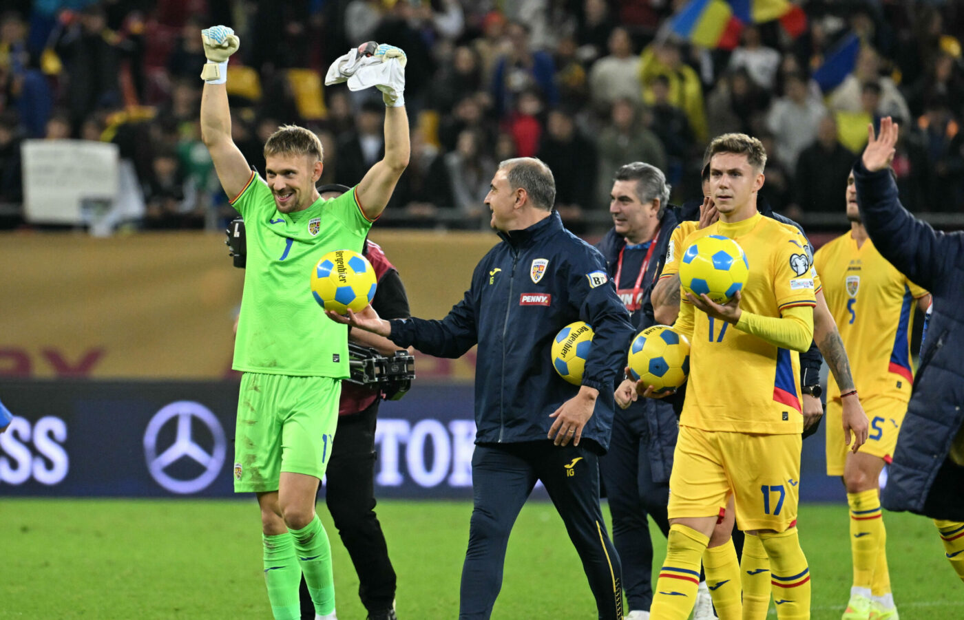 Microfoanele au captat tot ce i-a spus Mircea Lucescu lui Ionuț Radu după România – Austria 1-0, când credea că nu-i aude nimeni