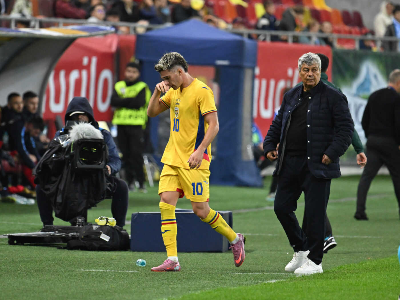 Mircea-Lucescu-a-decis-ca-Ianis-Hagi-e-capitanul-Romaaniei-chiar-daca-ar-reveni-Stanciu-„L-am-sustinut-cand-toata-lumea-spunea-ca-e-doar-baiatul-lui-Gica-Hagi-1400x1050.jpg