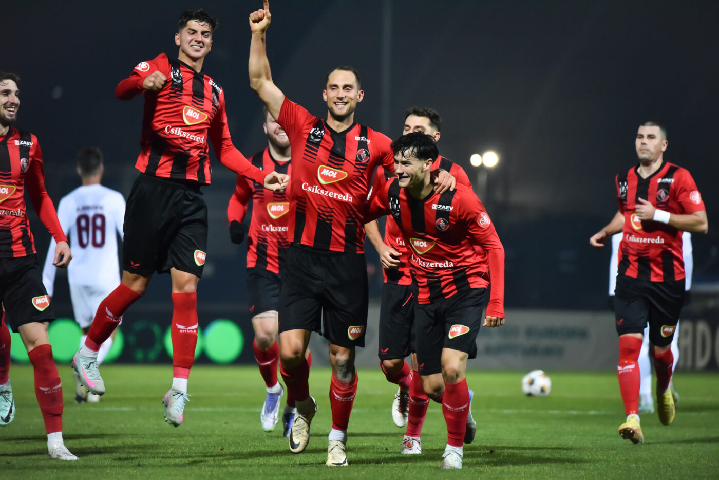 Lingourile de aur ale lui Nelu Varga și arbitrajul lui George Găman n-au putut rupe buștenii țapinarilor din Ciuc! Csikszereda – CFR Cluj 2-2 în cronica lui Gabriel Berceanu