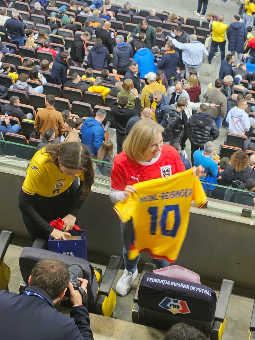 Oana Țoiu, Ministrul Afacerilor Externe, a primit un cadou din partea Ministrului Federal pentru Afaceri Europene și Internaționale al Austriei. Ce au făcut în tribunele Arenei Naționale