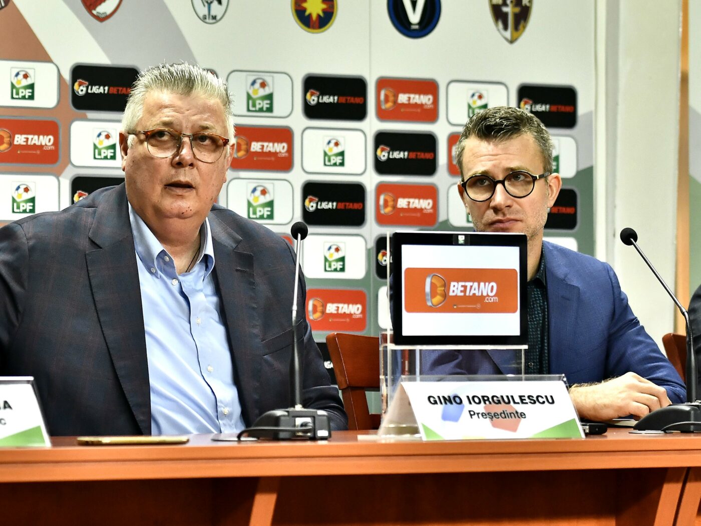Omul cu 12.000 de cărți candidează la şefia LPF pentru a-i lua locul şi salariul de 33.000 de euro lui Gino Iorgulescu: „Cea mai veche e din anul 1493”