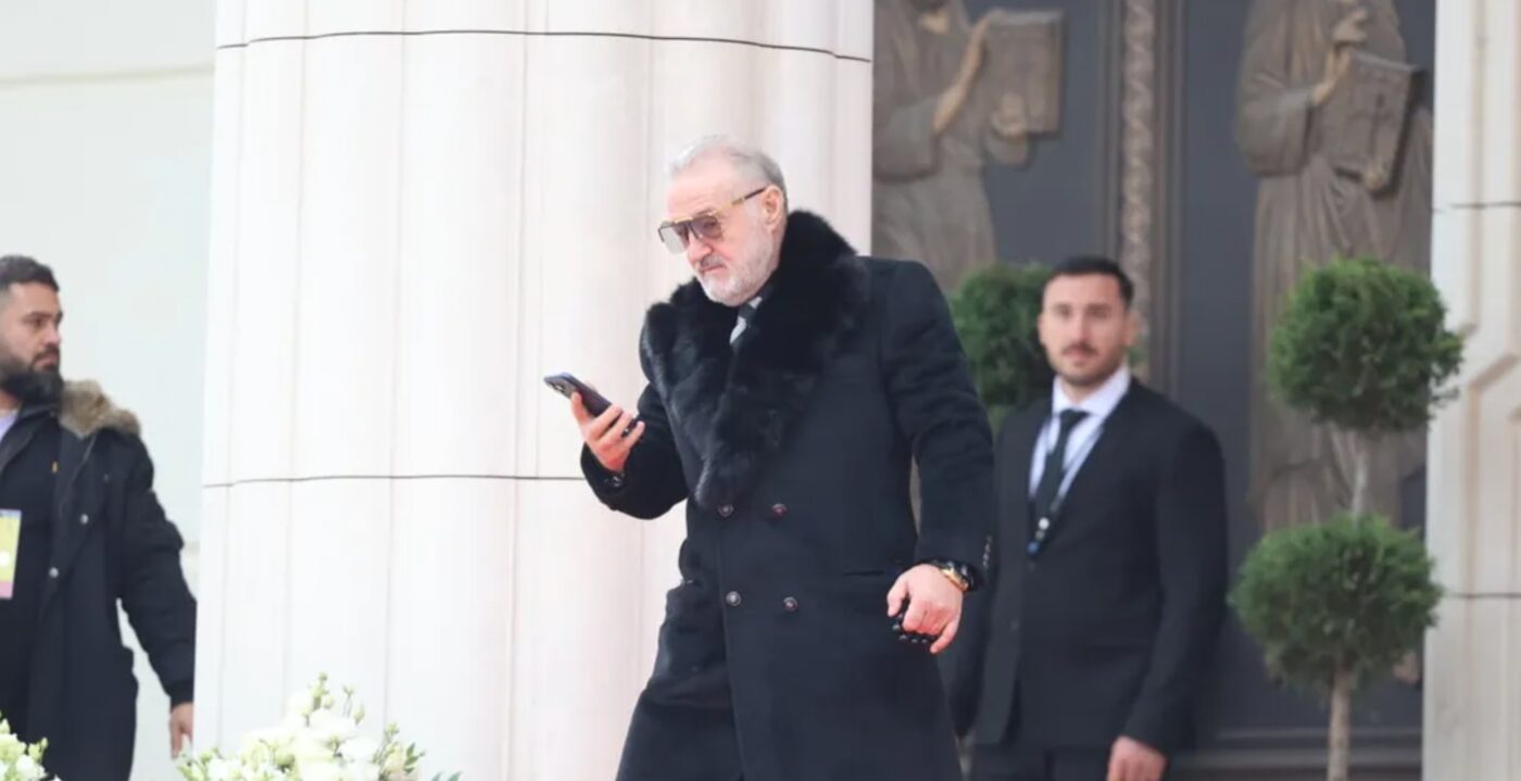 Patriarhul Daniel a construit Catedrala Mântuirii Neamului cu 270.000.000 de euro, iar Gigi Becali a venit la sfințire cu o bijuterie de 60.000 de euro la mână!