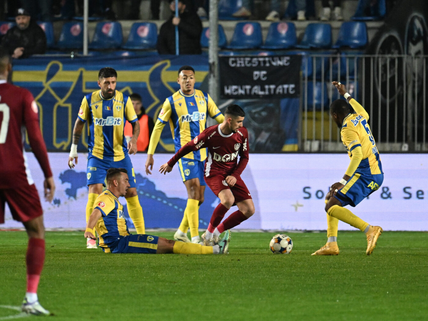 Povestea fotbalistului de la Petrolul, ajuns la meciul 400 în Superligă! A fost antrenat în 15 sezoane de 32 de tehnicieni. SPECIAL