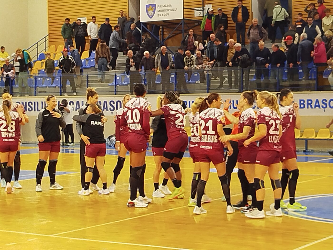 Rapidul-s-a-trezit-la-Brasov-Corona-invinsa-dupa-6-victorii-la-rand-in-Liga-Florilor-1400x1050.jpg