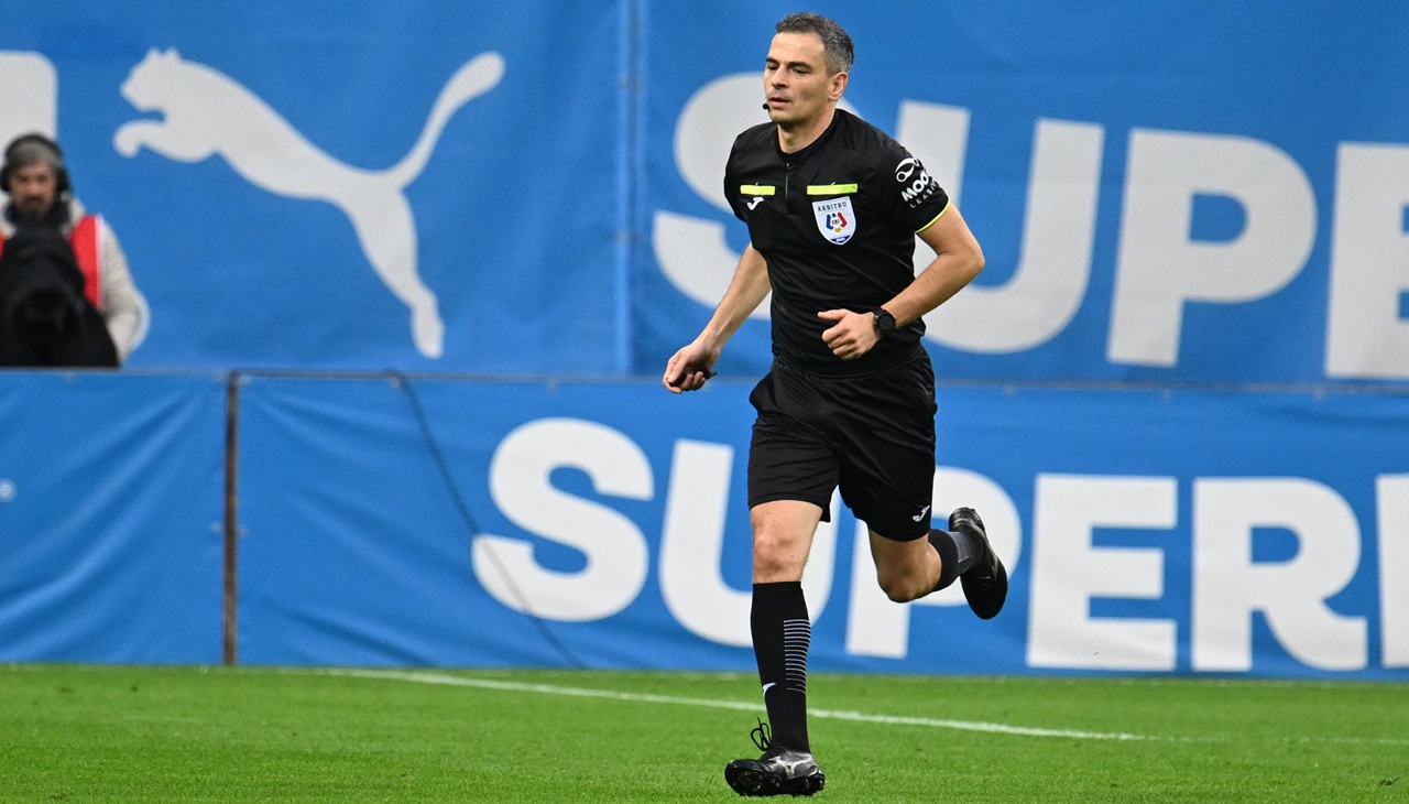 Scandal la Craiova - Slobozia! Fază controversată arbitrul a dat cartonaș roșu după ce a fost chemat la VAR