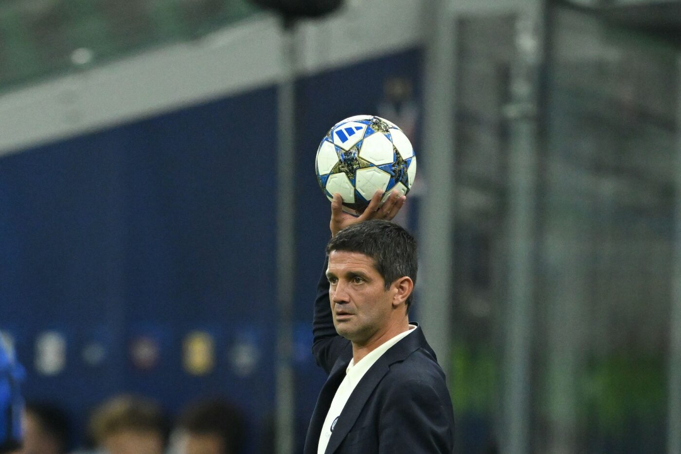 Surpriza-pentru-Chivu-la-meciul-cu-Slavia.-Pe-cine-a-vazut-la-marginea-terenului-s-a-dus-glont-la-el-1400x933.jpg