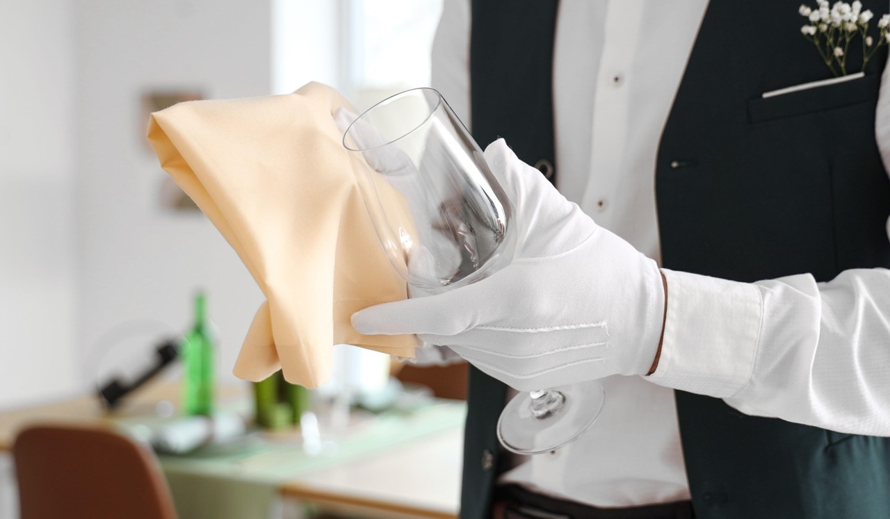 Tatăl său e afacerist în domeniul HoReCa și el s-a lăsat de sportul de performanță la 25 de ani pentru a-l ajuta: „Am luat-o de la vase, măturat”