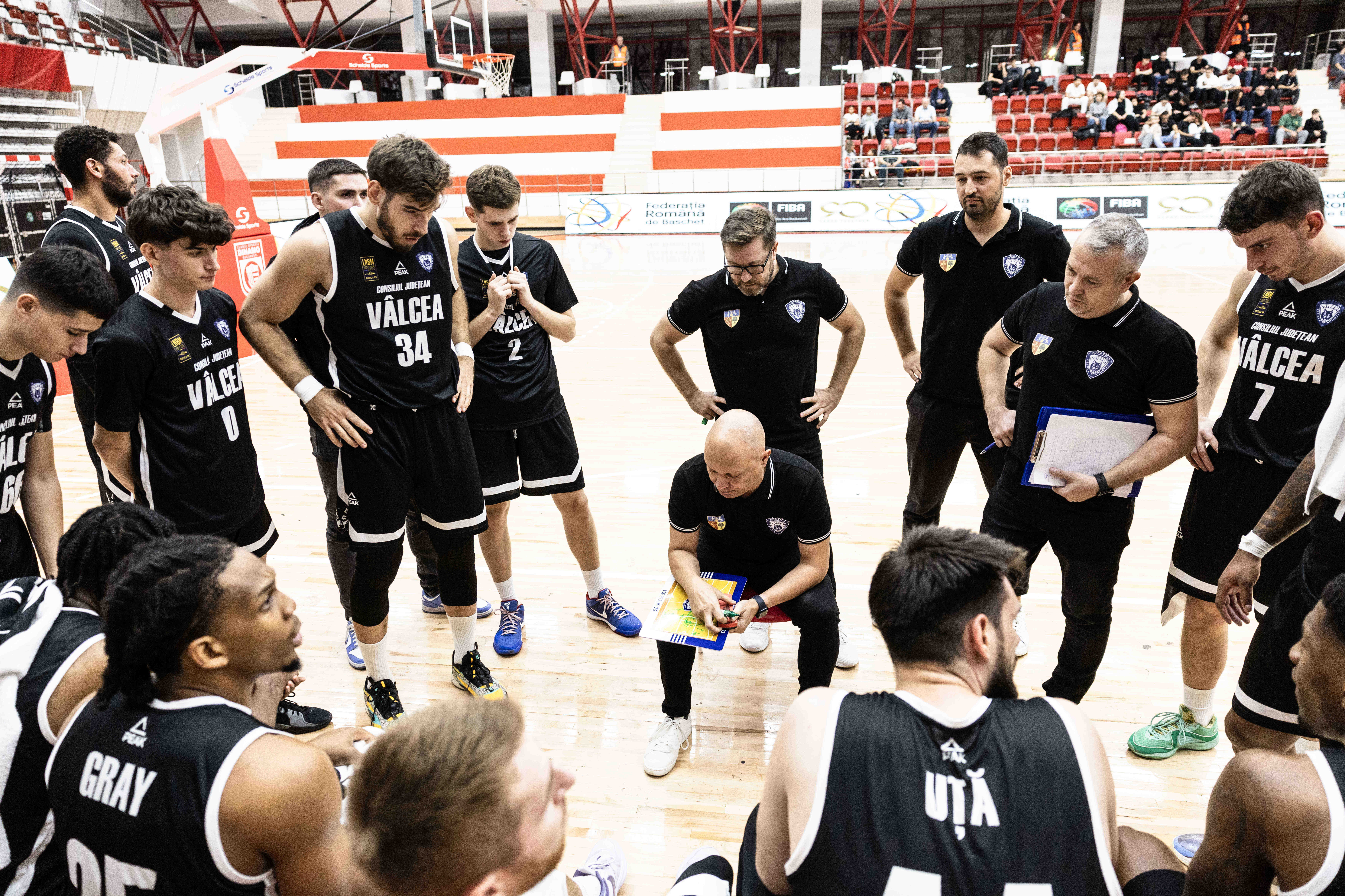 Valcea-debut-infernal-in-FIBA-Europe-Cup.-Cat-costa-biletele-pentru-partida-„lupilor-negri-cu-nemtii-de-la-Rasta-Vechta.jpg