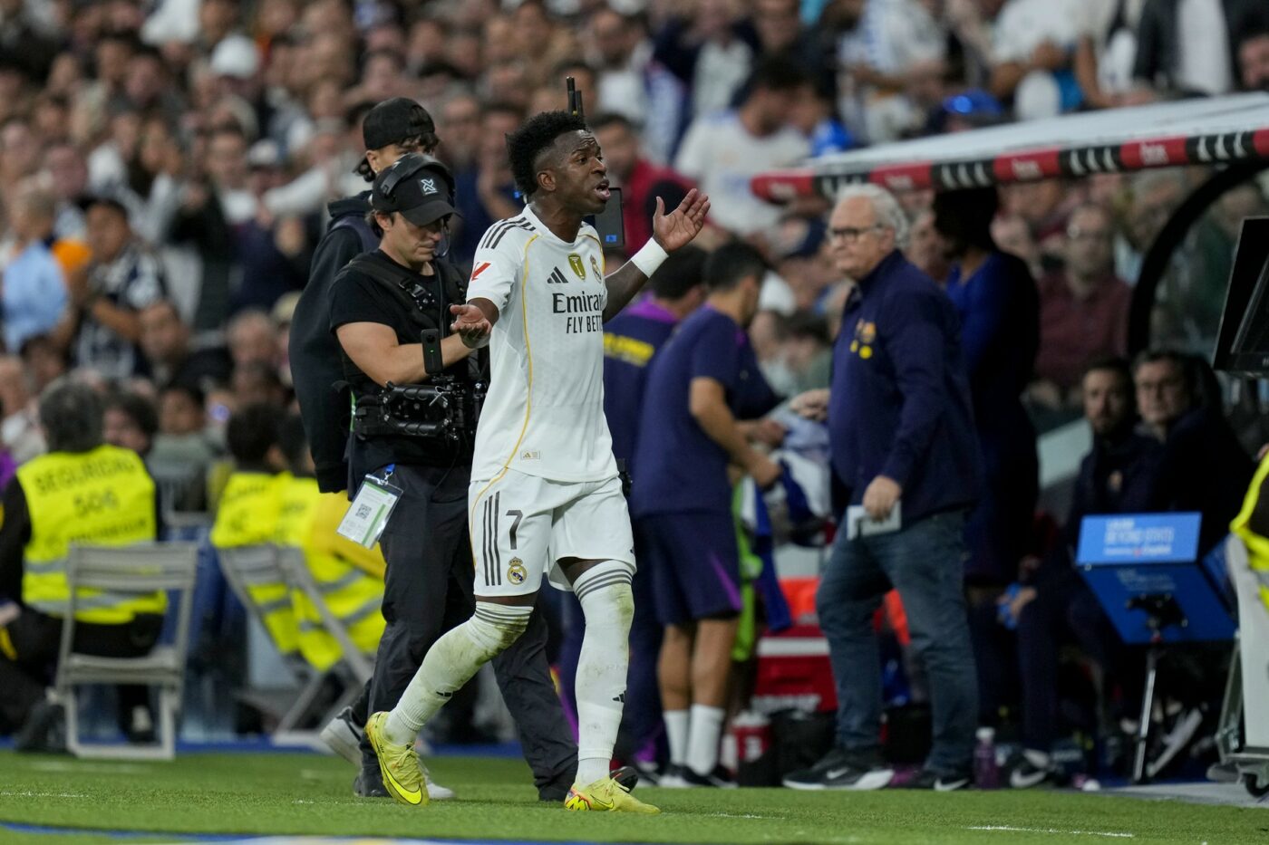 Vinicius jr. a făcut scandal când a fost schimbat în Real Madrid – FC Barcelona. A trecut în trombă pe lângă Xabi Alonso și s-a dus direct la vestiar