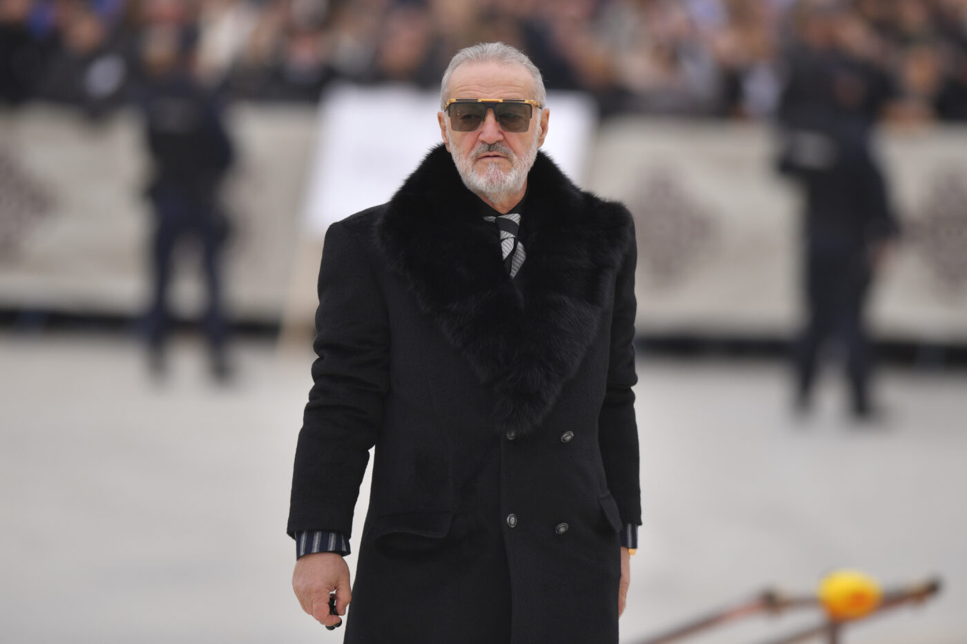 „Minunea” lui Gigi Becali din Catedrala Mântuirii Neamului. Unii și-au dat coate, alții au amuțit când l-au văzut: „M-a bufnit plânsul!”