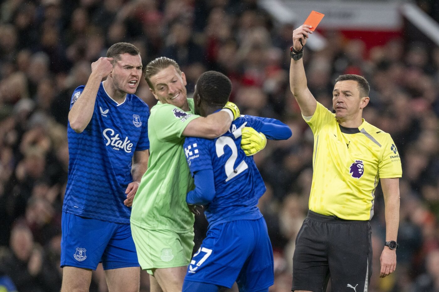Așa ceva nu s-a mai văzut de multă vreme în Europa: cartonaș roșu în Premier League pentru că și-a pălmuit coechipierul!