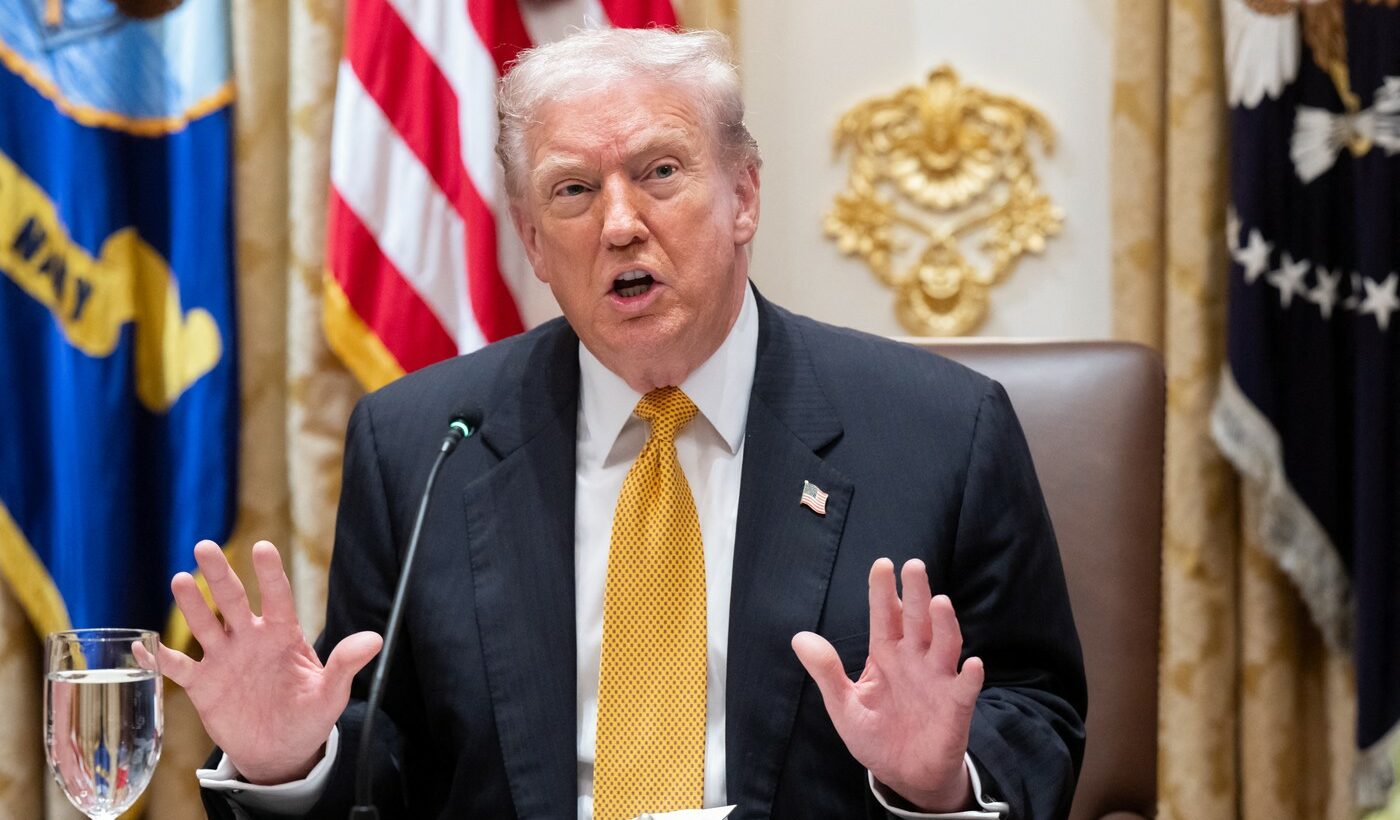 Ce-raspuns-i-a-dat-Donald-Trump-milionarului-care-l-a-intrebat-ce-se-intampla-in-cazul-unui-atac-nuclear-„Pe-mine-ma-salveaza-voi-sunteti-terminati-e1763319332915.jpg