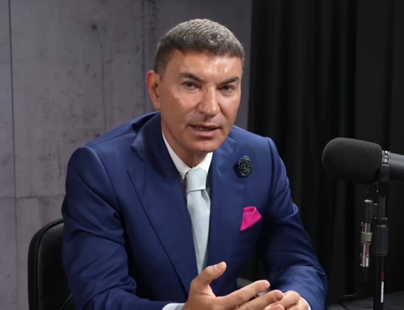 Cristi Borcea a văzut noua siglă a lui Dinamo: „Se răsucește Mircea Lucescu în mormânt! E poză de Playboy”