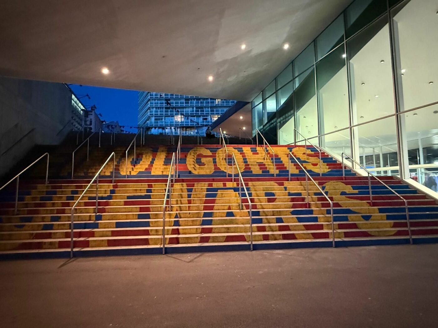 CORESPONDENȚĂ DE LA BASEL. Cum fac elvețienii bani din orice: din mall intri la tribuna oficială a stadionului campioanei! În fanshop poți cumpăra cașcaval, paste sau tacâmuri cu logo-ul echipei