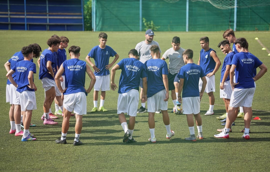 Cum se mai „fură” fotbaliștii tineri de la academiile din România? 4 cluburi mari sunt vizate. EXCLUSIV