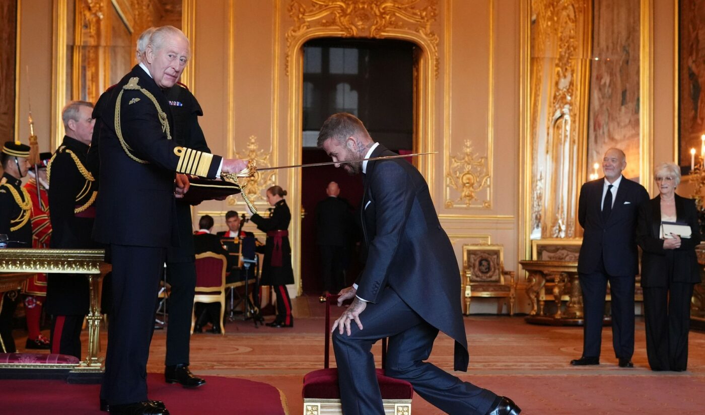 David-Beckham-a-ingenuncheat-in-fata-regelui-Charles-pentru-titlul-de-cavaler-e1762260888912-1400x824.jpg