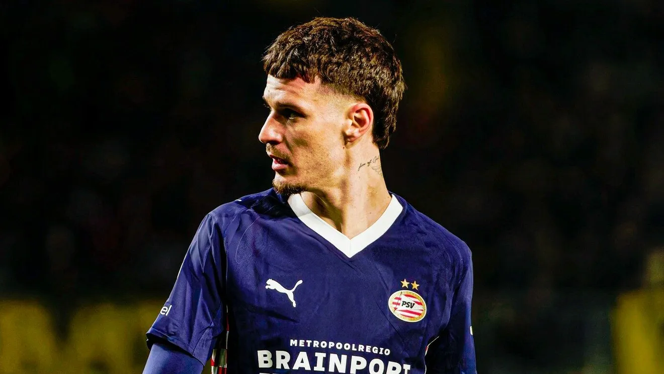 De-ce-a-fost-dat-afara-Dennis-Man-din-primul-11-al-lui-PSV.-Antrenorul-a-spus-motivul-dureros-pentru-roman-.webp